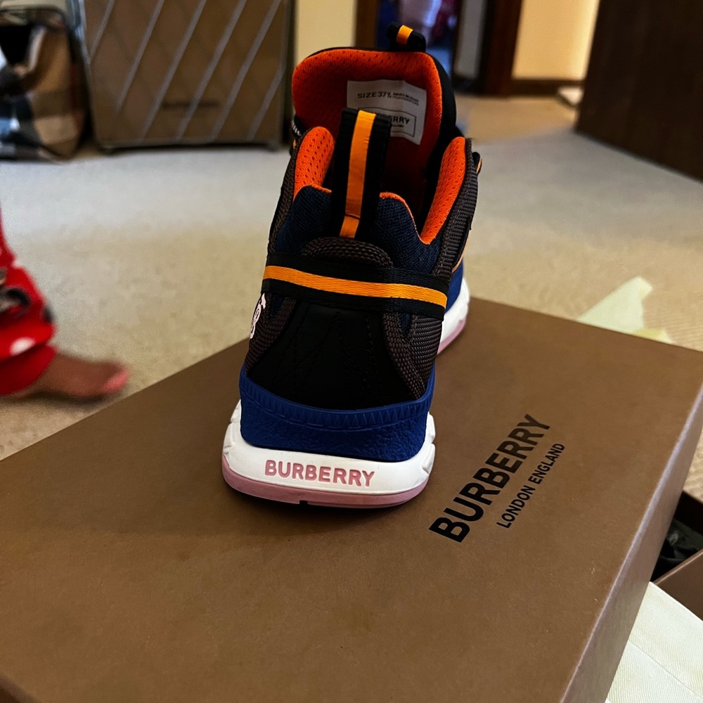 Lightly used , looks brand new women Burberry sneakers - Picture 4 of 5